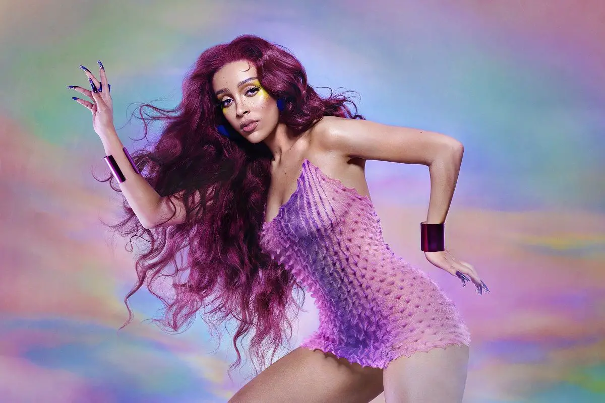 Doja Cat Saves Cat From Space Aliens In Get Into It (Yuh) Video