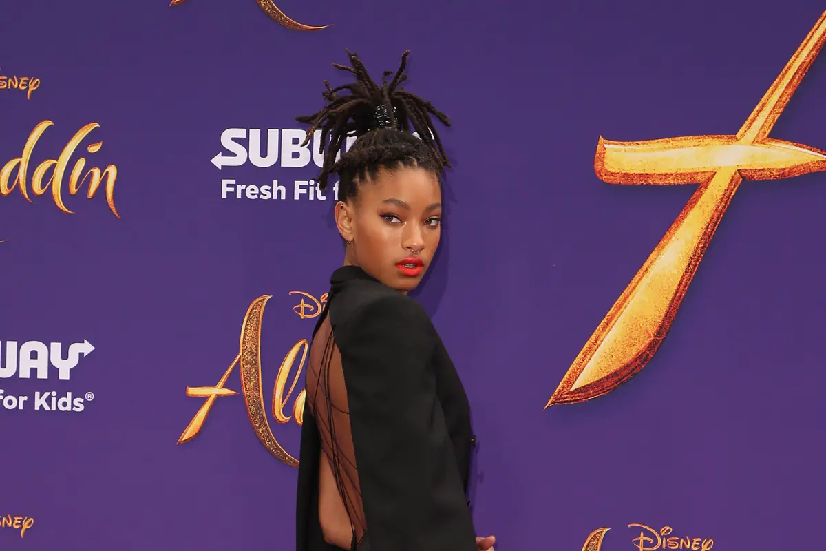 Willow Smith Shaves Her Head While Performing 