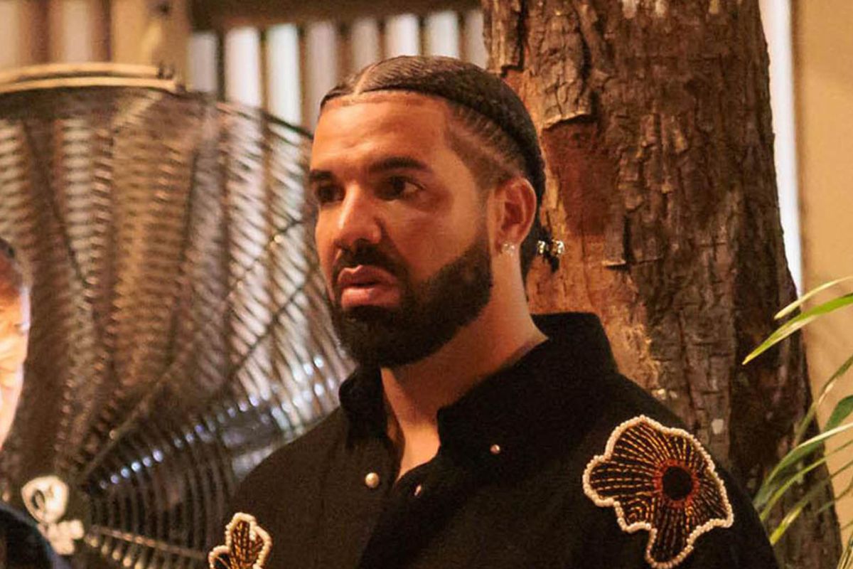 Fan throws phone on stage during Drake's Chicago concert