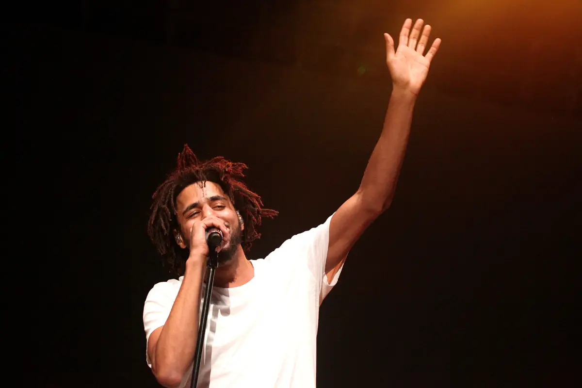 J. Cole Relaxes On Beach As Drake & Kendrick Lamar Beef Rumbles On #JCole