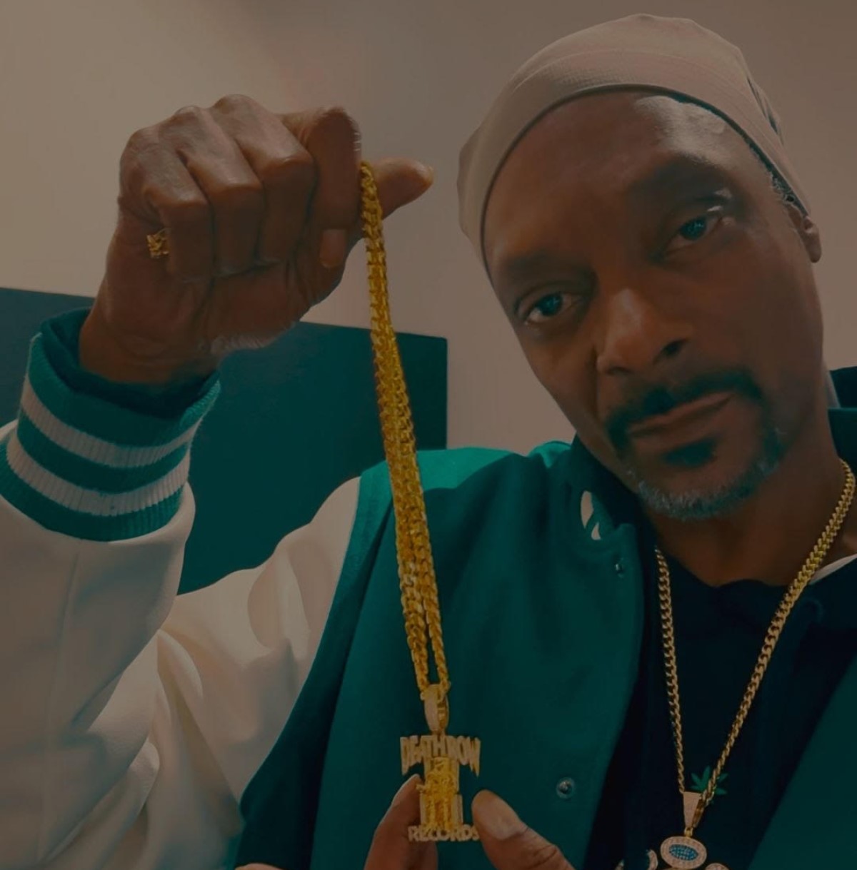 Snoop Dogg’s Iconic Death Row Records Chain Gift to Geivon