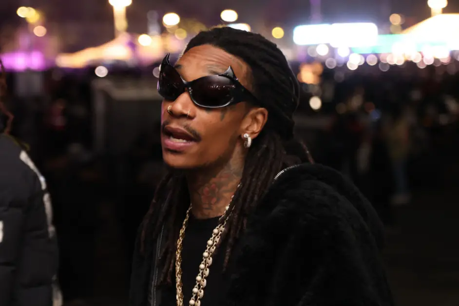 Wiz Khalifa Checks Money-Throwing Fan: “I’m Not A Stripper” 